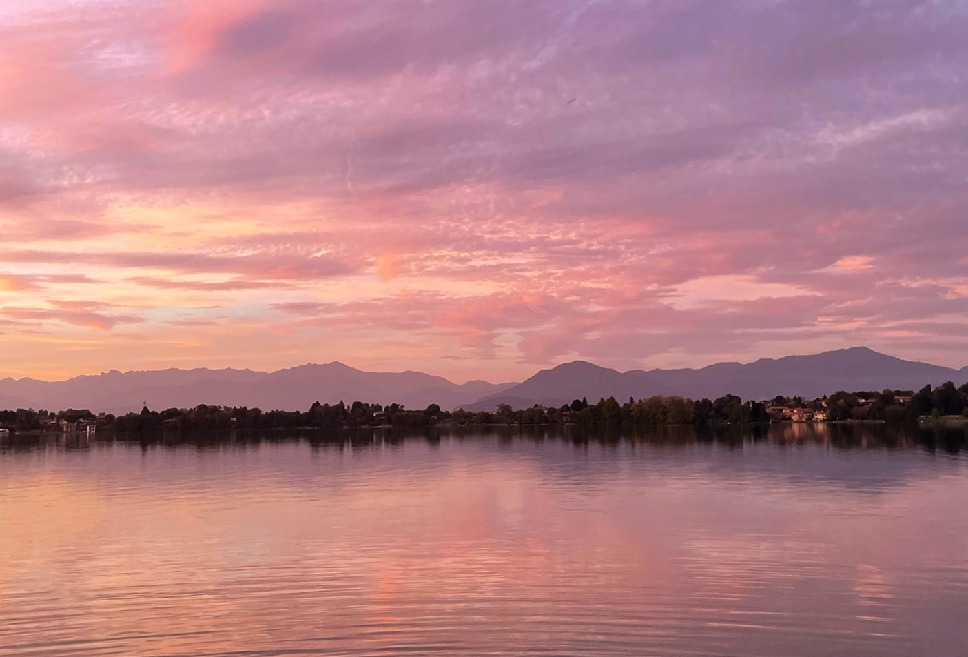 różowy zachód słońca nad jeziorem Como, włochy inspiracja z podóży NAWROTANKA